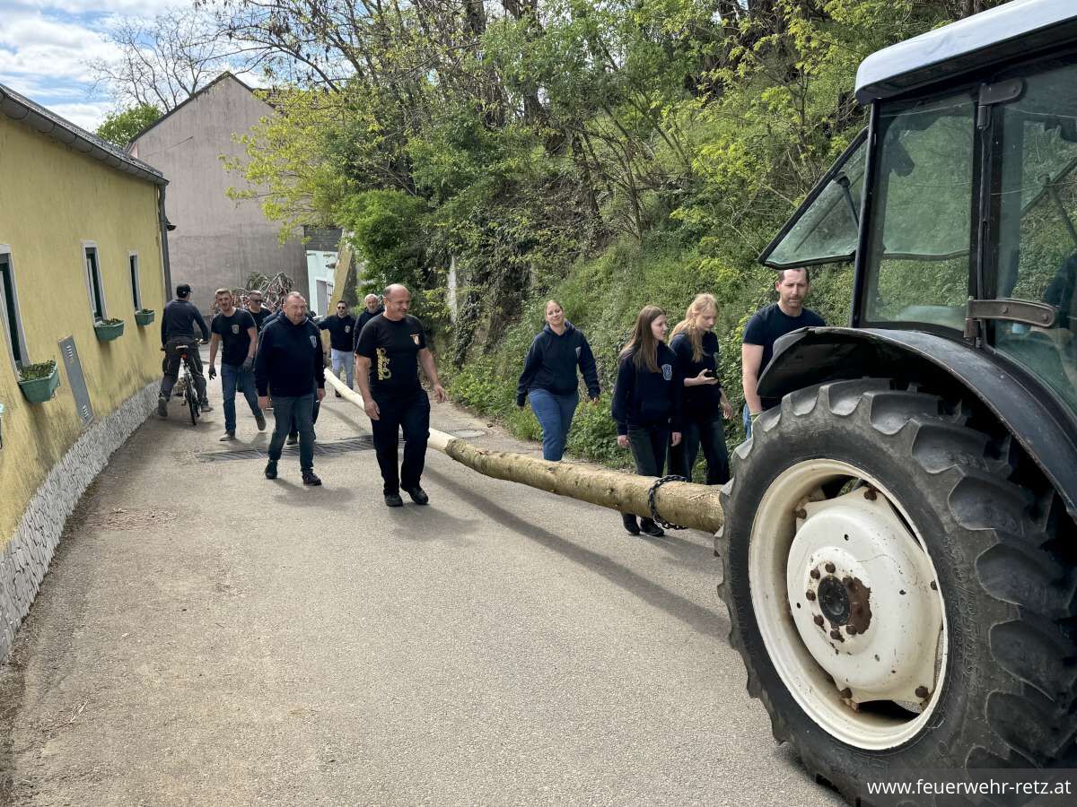 Foto 15, 02.05.2026, Maibaumtradition in Retz gepflegt - Maibäume für Bürgermeister und neuen Feuerwehrkommandanten