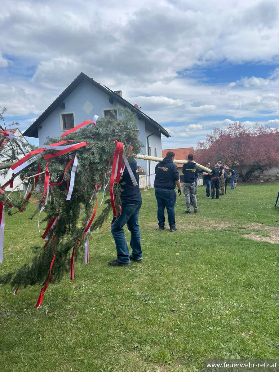 Foto 17, 02.05.2026, Maibaumtradition in Retz gepflegt - Maibäume für Bürgermeister und neuen Feuerwehrkommandanten