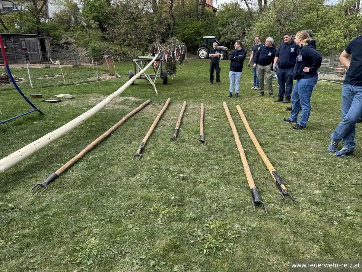 Foto 18, 02.05.2026, Maibaumtradition in Retz gepflegt - Maibäume für Bürgermeister und neuen Feuerwehrkommandanten