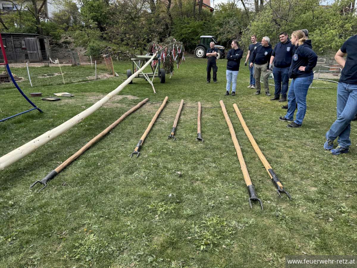 Foto 18, 02.05.2026, Maibaumtradition in Retz gepflegt - Maibäume für Bürgermeister und neuen Feuerwehrkommandanten