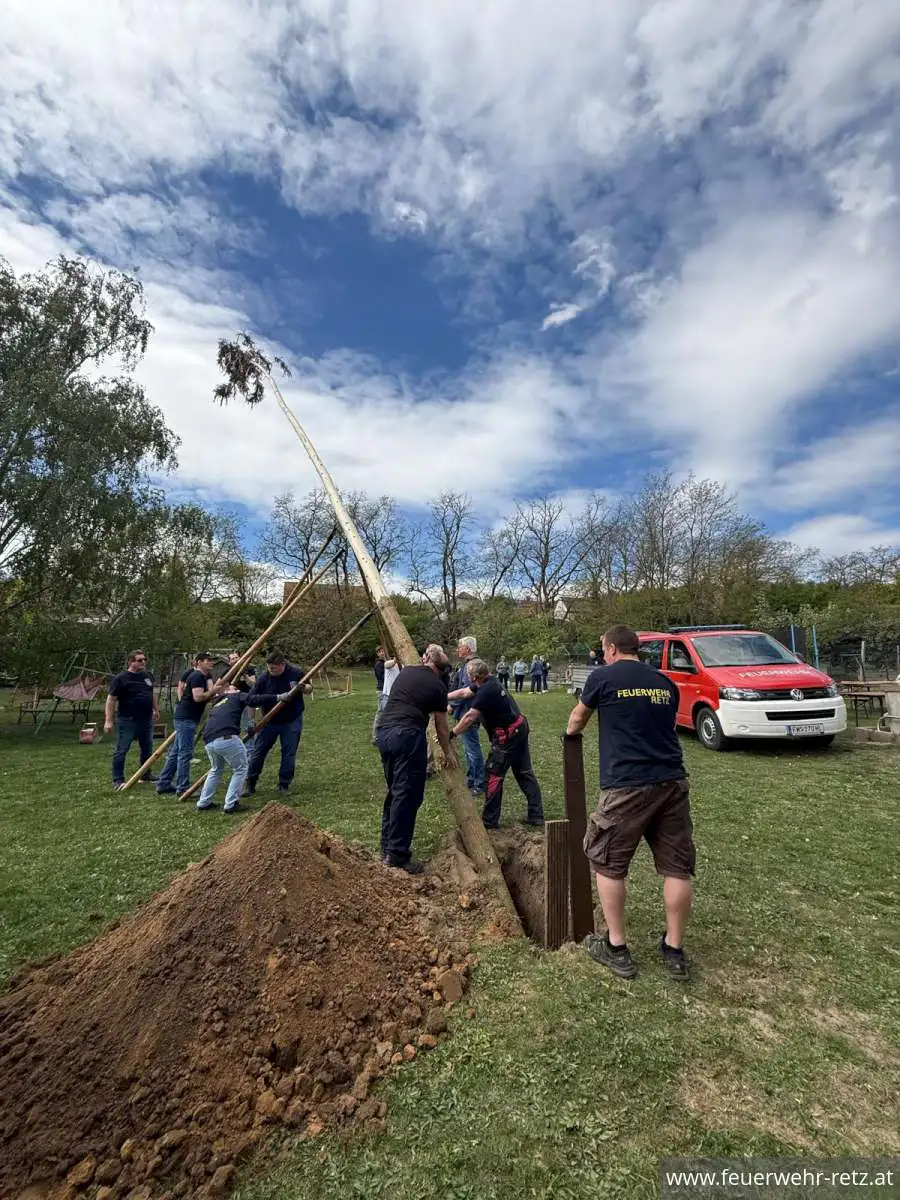 Foto 20, 02.05.2026, Maibaumtradition in Retz gepflegt - Maibäume für Bürgermeister und neuen Feuerwehrkommandanten