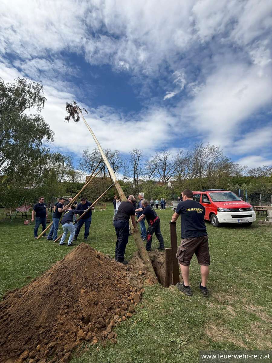 Foto 20, 02.05.2026, Maibaumtradition in Retz gepflegt - Maibäume für Bürgermeister und neuen Feuerwehrkommandanten