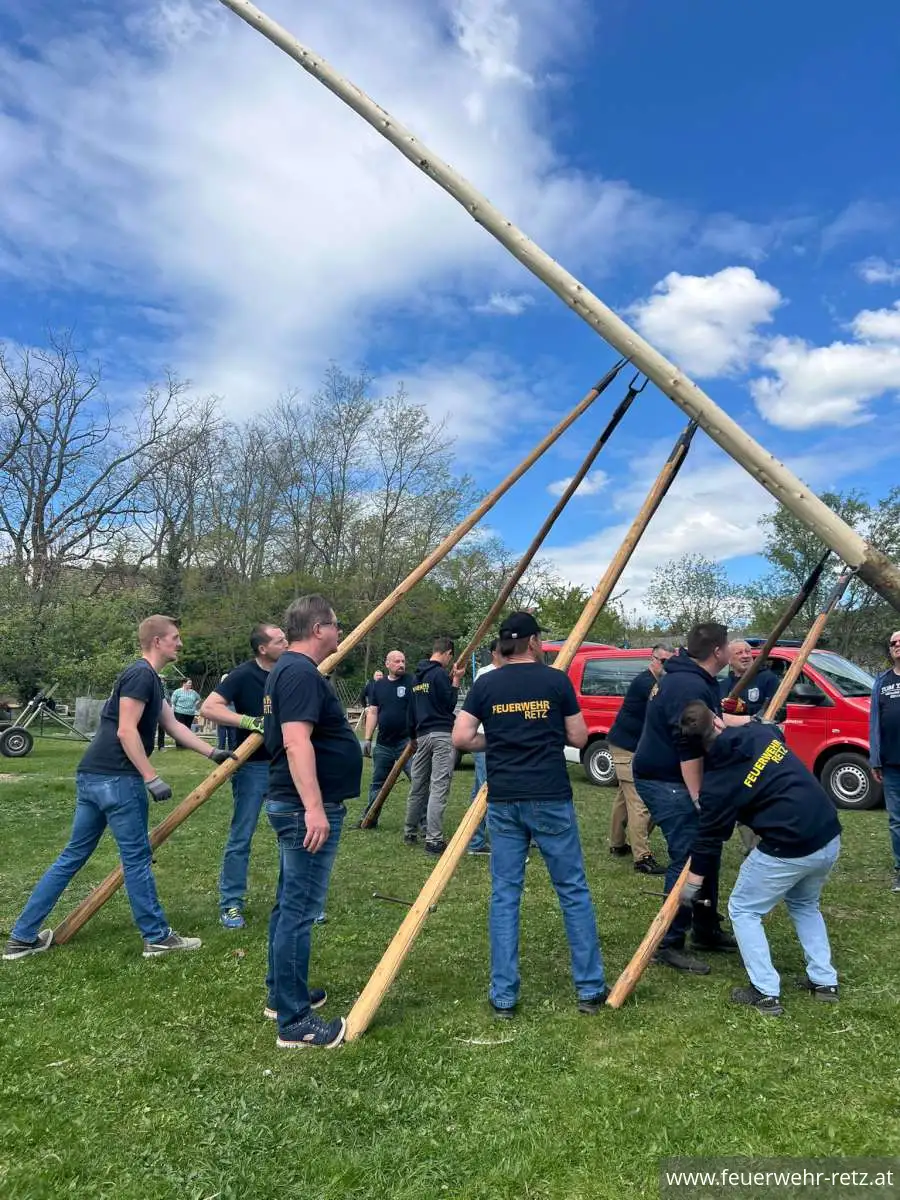 Foto 21, 02.05.2026, Maibaumtradition in Retz gepflegt - Maibäume für Bürgermeister und neuen Feuerwehrkommandanten