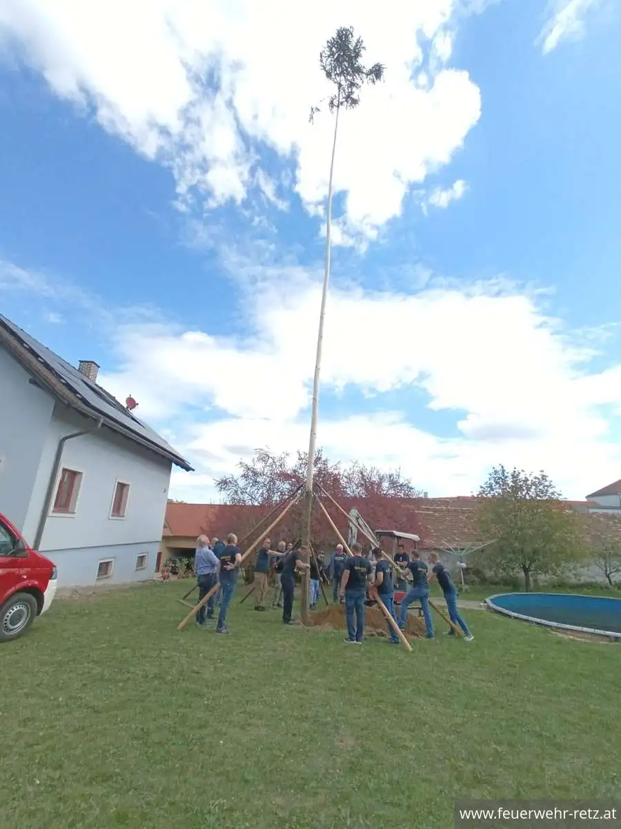 Foto 22, 02.05.2026, Maibaumtradition in Retz gepflegt - Maibäume für Bürgermeister und neuen Feuerwehrkommandanten