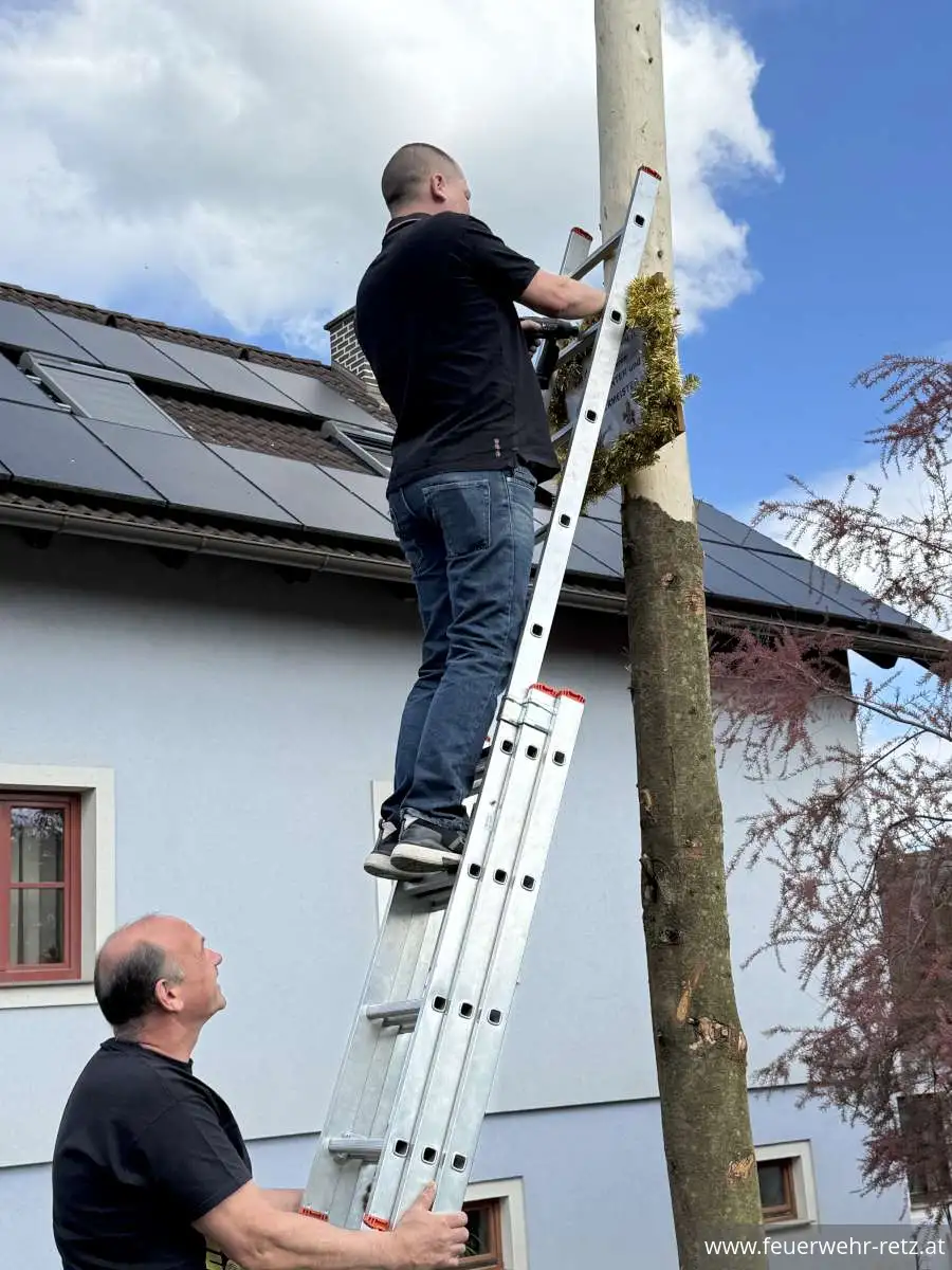 Foto 24, 02.05.2026, Maibaumtradition in Retz gepflegt - Maibäume für Bürgermeister und neuen Feuerwehrkommandanten