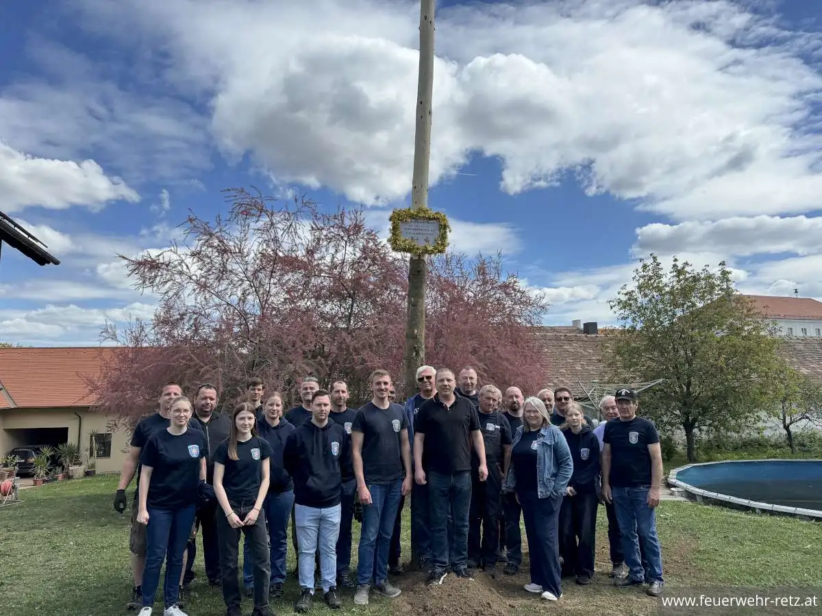 Foto 25, 02.05.2026, Maibaumtradition in Retz gepflegt - Maibäume für Bürgermeister und neuen Feuerwehrkommandanten
