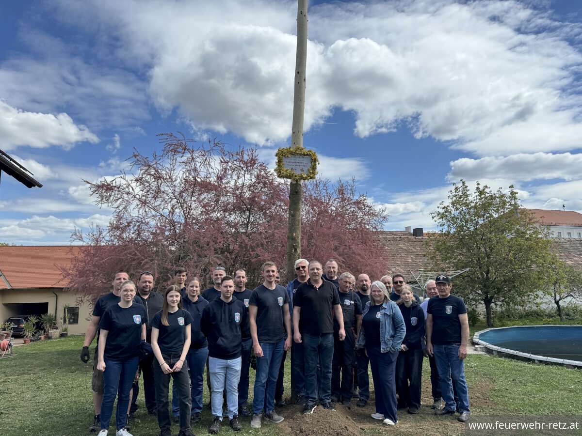 Foto 25, 02.05.2026, Maibaumtradition in Retz gepflegt - Maibäume für Bürgermeister und neuen Feuerwehrkommandanten