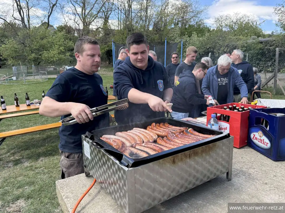 Foto 26, 02.05.2026, Maibaumtradition in Retz gepflegt - Maibäume für Bürgermeister und neuen Feuerwehrkommandanten