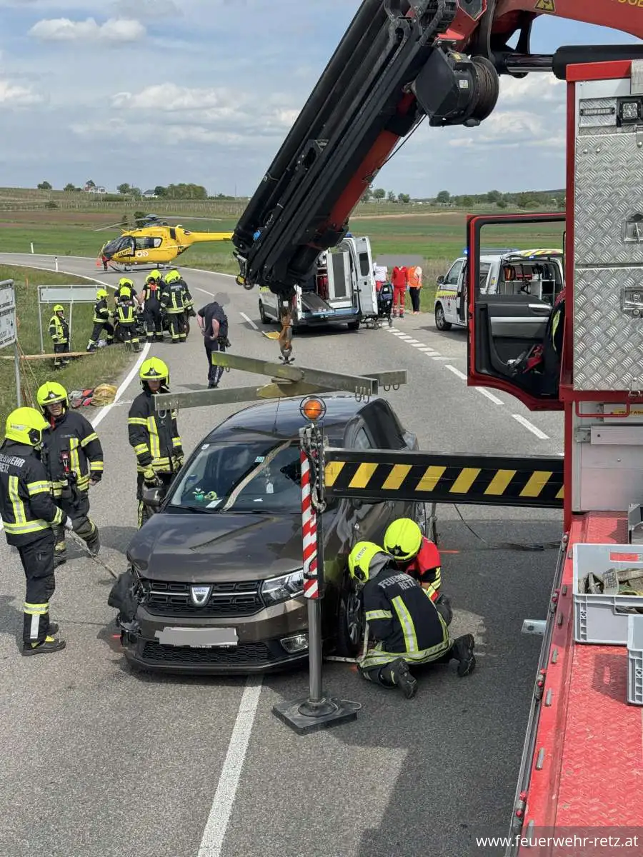 Foto 7, 11.05.2026, Technischer Einsatz - Fahrzeugbergung nach Verkehrsunfall
