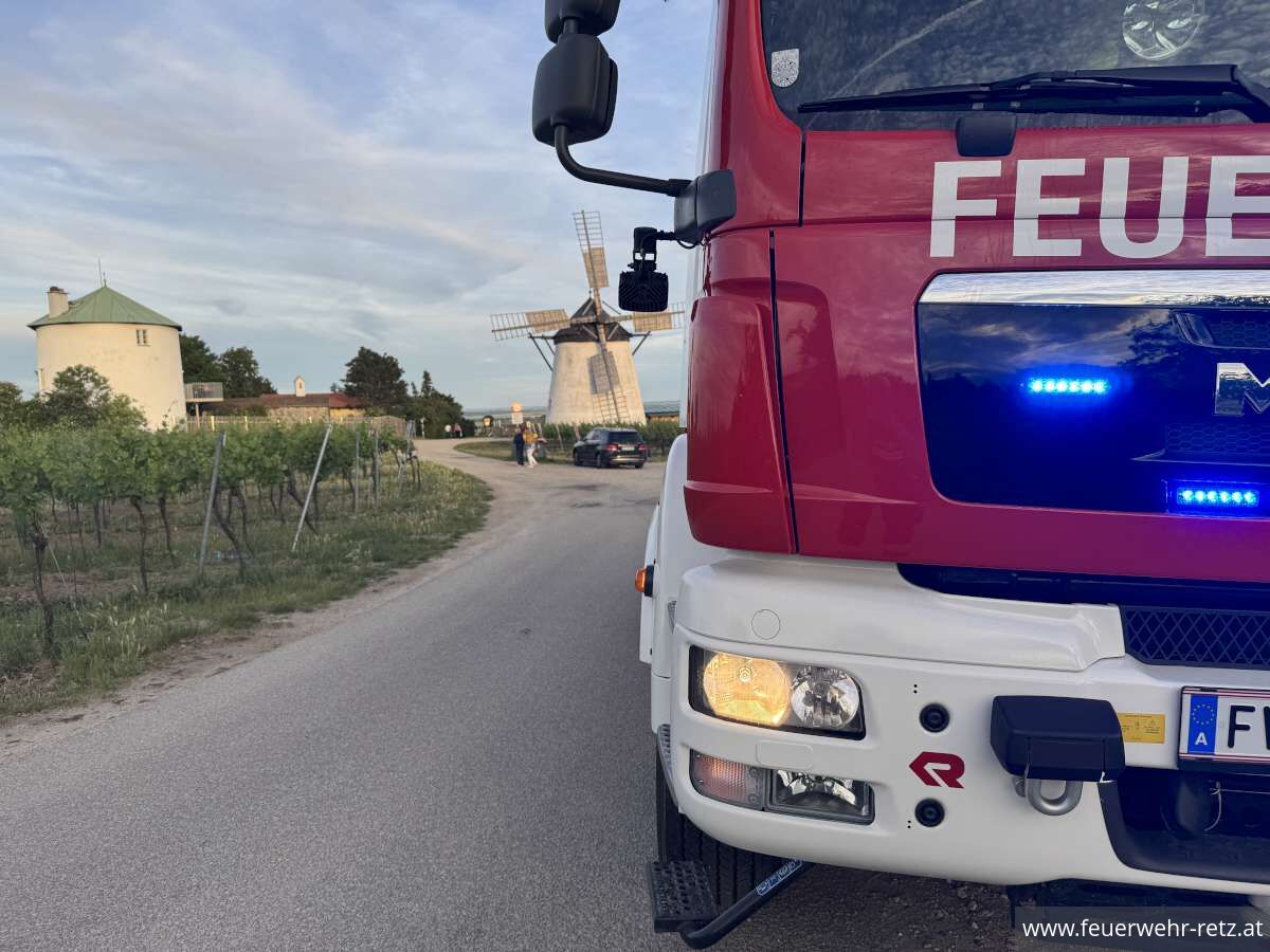 Foto 1, 05.06.2026, Technischer Einsatz - PKW-Bergung bei der Retzer Windmühle