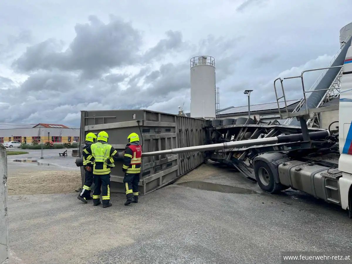 Foto 3, 05.06.2026, Technischer Einsatz - LKW-Bergung