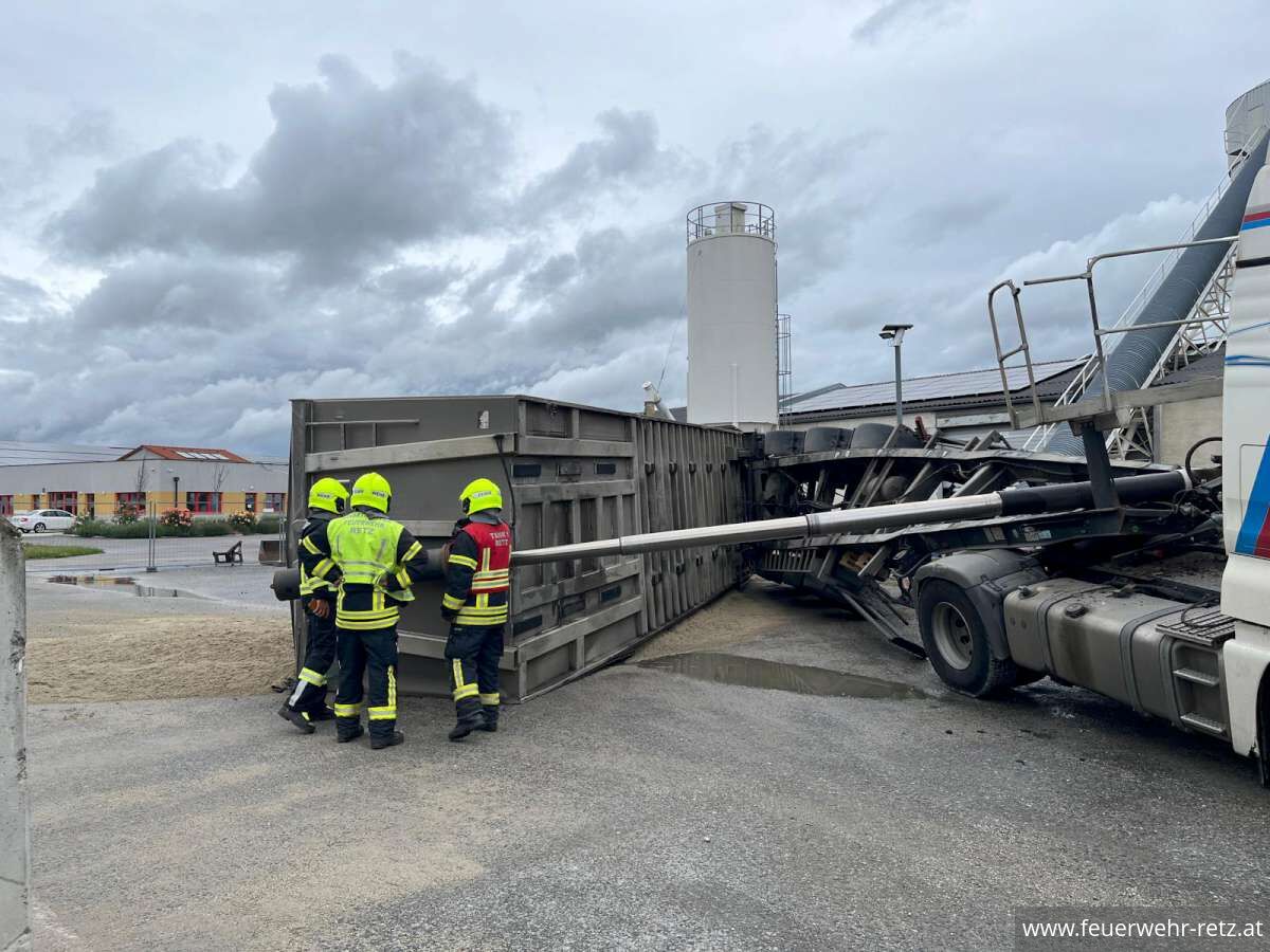Foto 3, 05.06.2026, Technischer Einsatz - LKW-Bergung