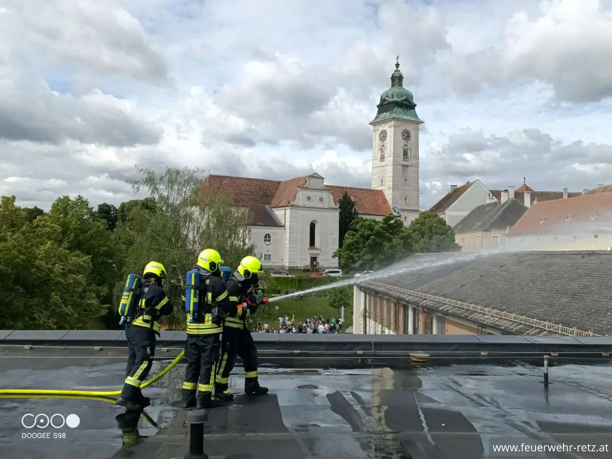 Foto 10, 15.06.2026, Erfolgreiche Übungen der Feuerwehr Retz im Kindergarten und in der Mittelschule