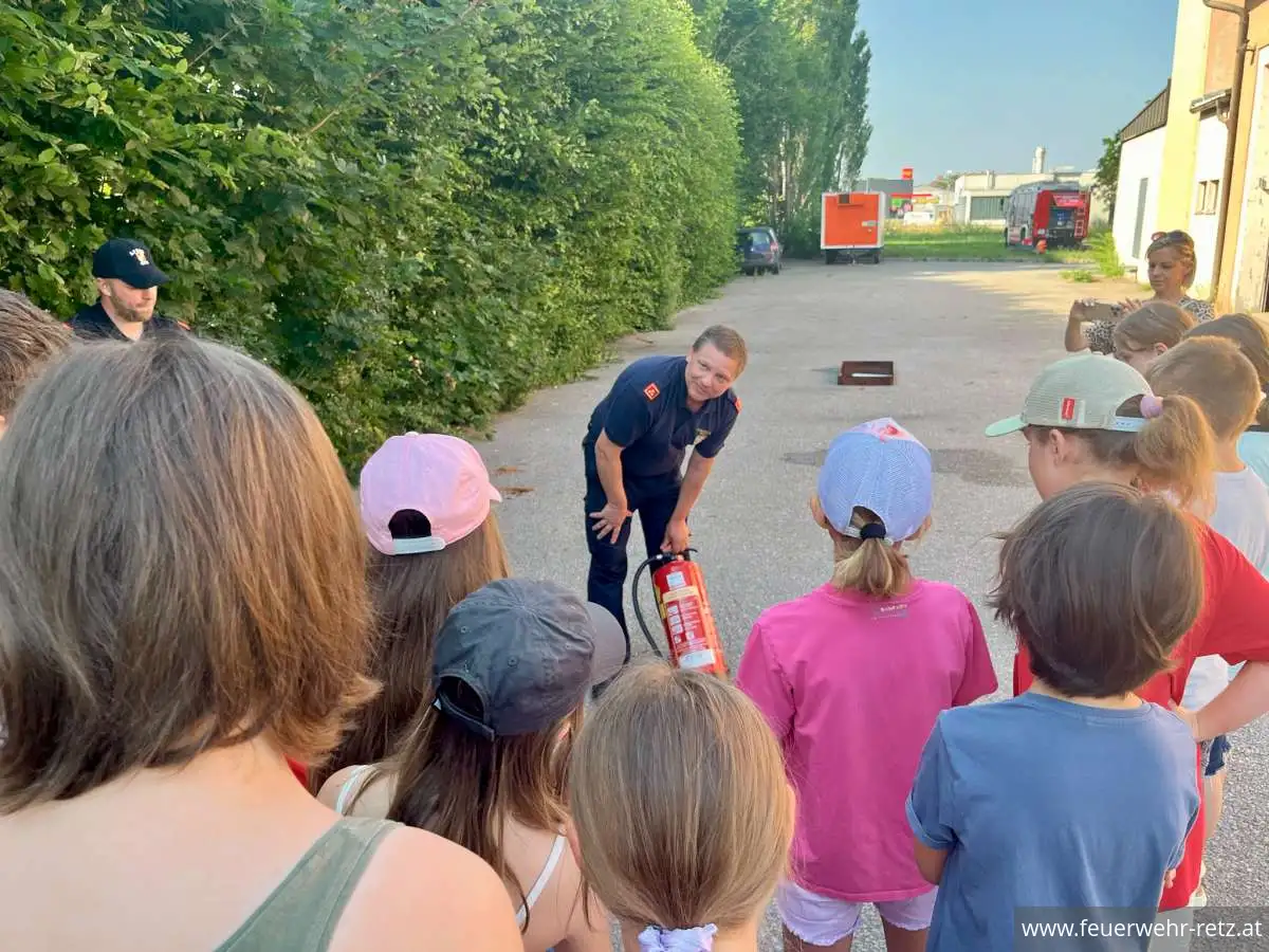 Foto 1, 23.06.2026, Besuch der Volksschule Retz bei der Freiwilligen Feuerwehr Retz