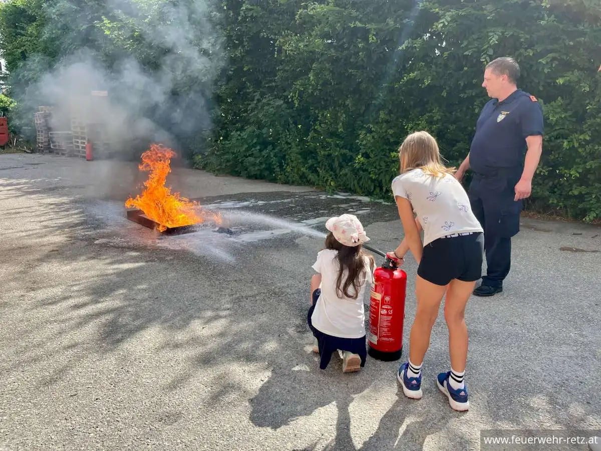 Foto 2, 23.06.2026, Besuch der Volksschule Retz bei der Freiwilligen Feuerwehr Retz
