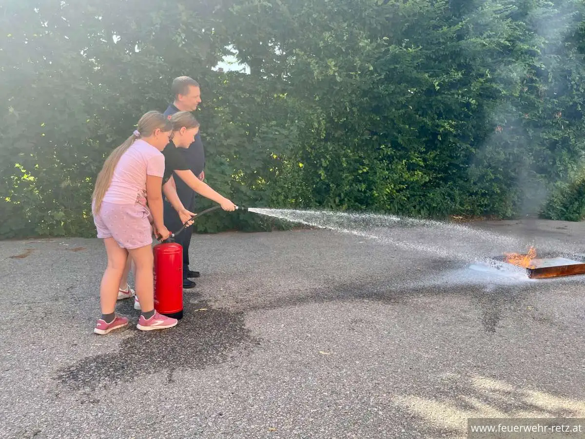 Foto 3, 23.06.2026, Besuch der Volksschule Retz bei der Freiwilligen Feuerwehr Retz