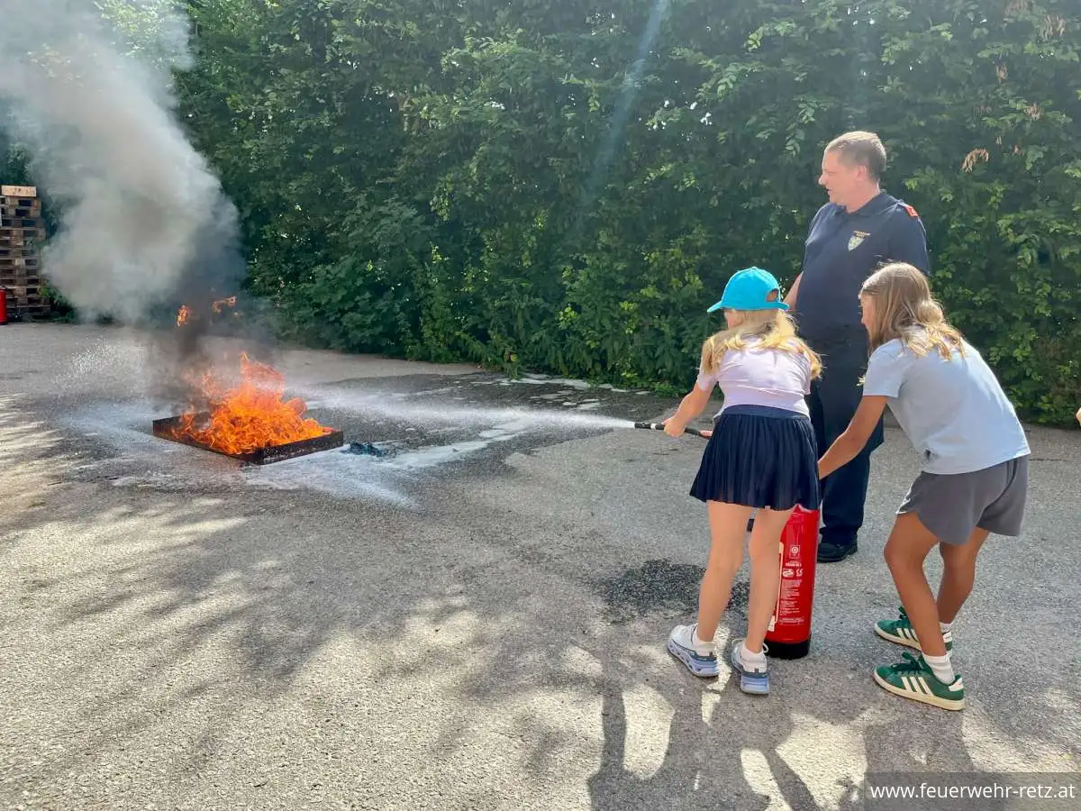 Foto 4, 23.06.2026, Besuch der Volksschule Retz bei der Freiwilligen Feuerwehr Retz