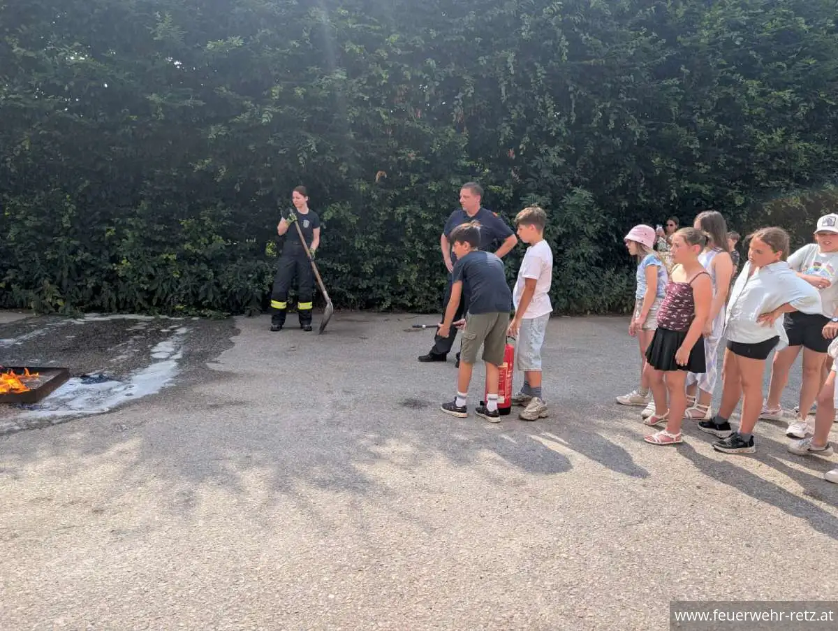 Foto 5, 23.06.2026, Besuch der Volksschule Retz bei der Freiwilligen Feuerwehr Retz