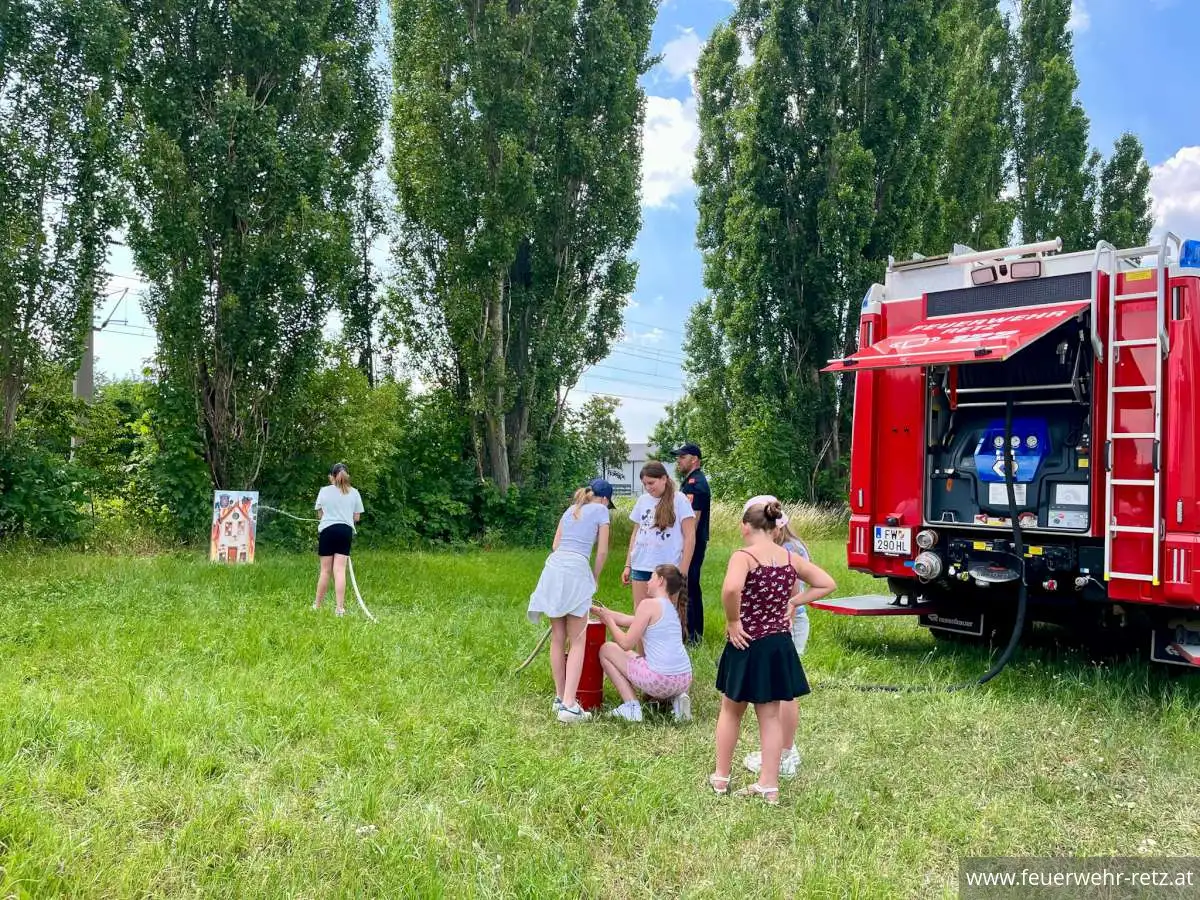 Foto 6, 23.06.2026, Besuch der Volksschule Retz bei der Freiwilligen Feuerwehr Retz