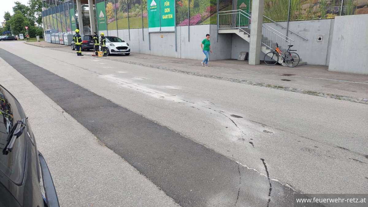Foto 2, 21.05.2024, Schadstoffeinsatz - Betriebsmittelaustritt aus PKW