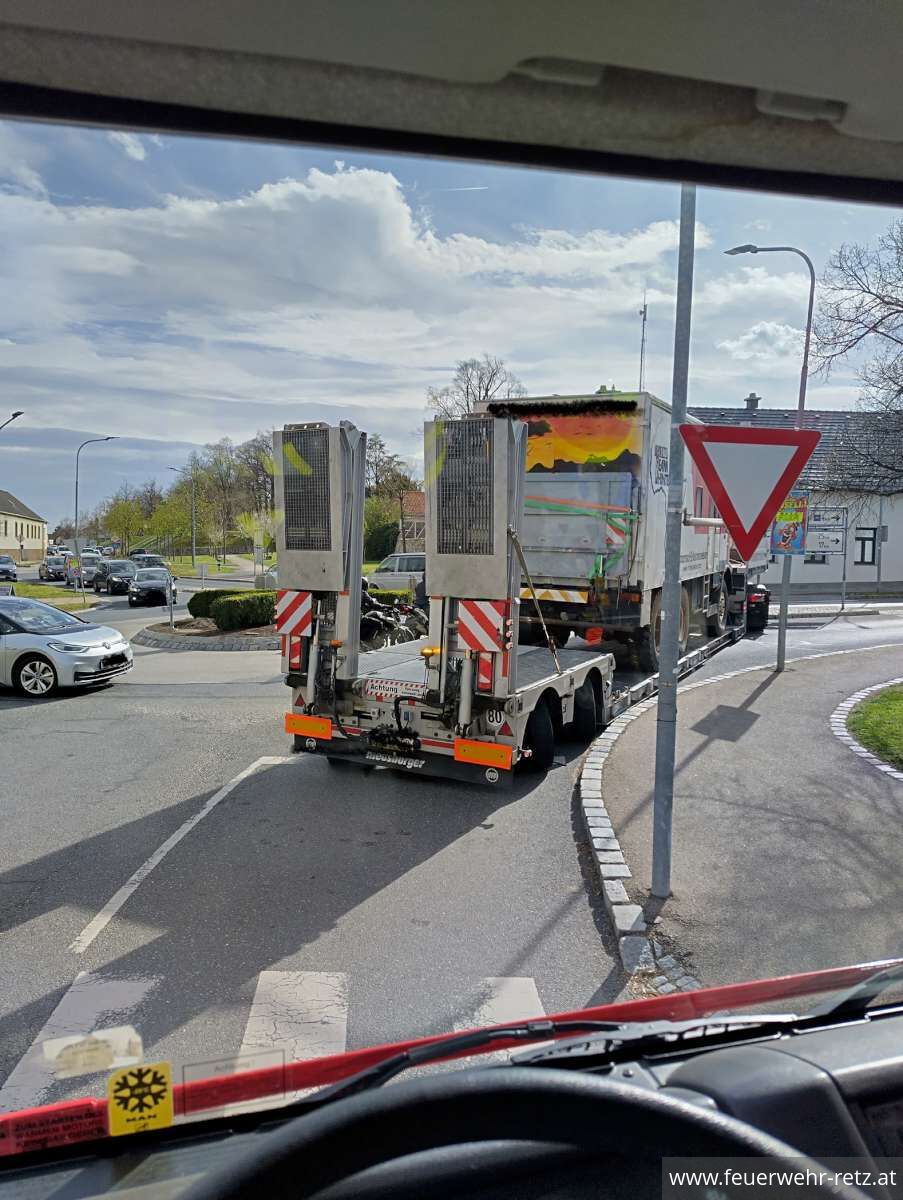 Foto 2, 18.04.2025, Schadstoffeinsatz - Binden einer Ölspur