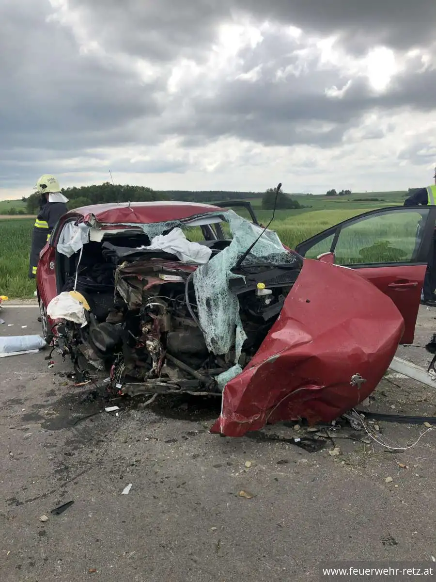 Foto 3, 25.05.2023, Technischer Einsatz - Verkehrsunfall mit eingeklemmter Person