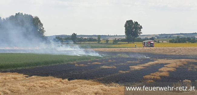 Foto 2, 23.07.2021, Brandeinsatz - Strohbrand nach Erntearbeiten Foto 2, 23.07.2021, Brandeinsatz - Strohbrand nach Erntearbeiten