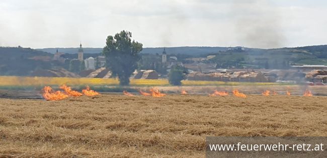 Foto 3, 23.07.2021, Brandeinsatz - Strohbrand nach Erntearbeiten Foto 3, 23.07.2021, Brandeinsatz - Strohbrand nach Erntearbeiten