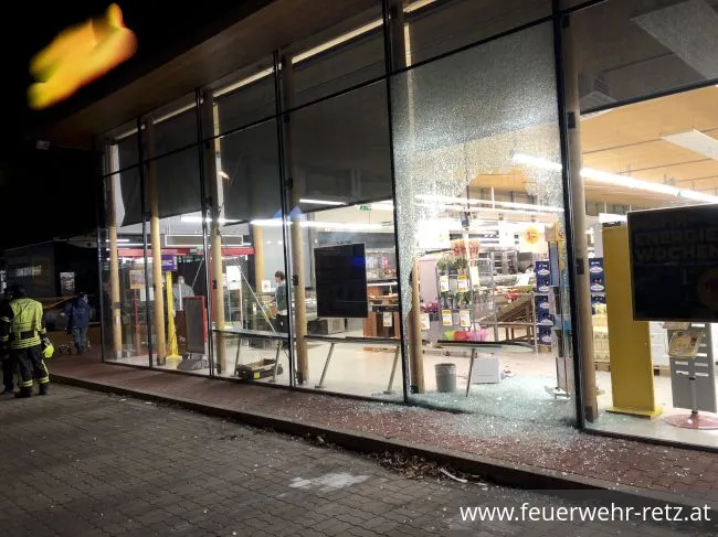 Foto 1, 25.01.2022, Technischer Einsatz - Auto in Glas-Fassade