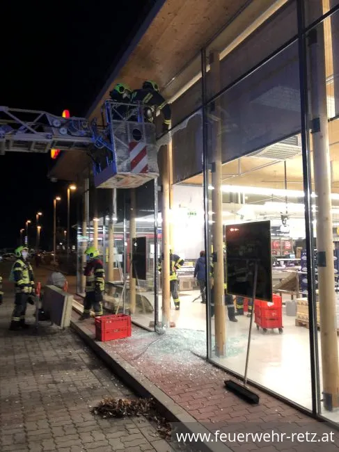 Foto 3, 25.01.2022, Technischer Einsatz - Auto in Glas-Fassade