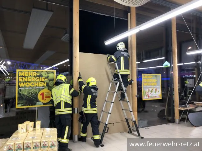 Foto 5, 25.01.2022, Technischer Einsatz - Auto in Glas-Fassade