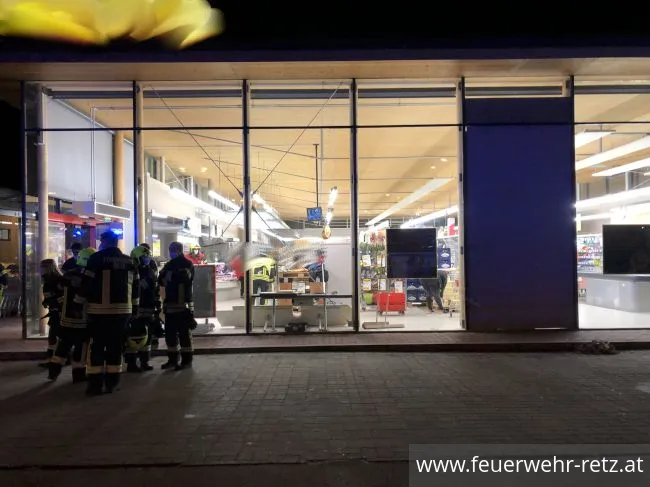 Foto 6, 25.01.2022, Technischer Einsatz - Auto in Glas-Fassade