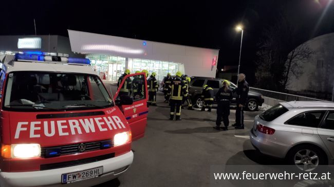 Foto 1, 21.12.2021, Schadstoffeinsatz - Ölverlust bei PKW