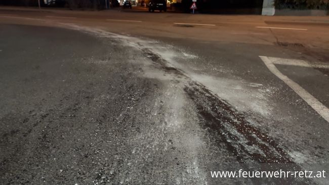Foto 3, 21.12.2021, Schadstoffeinsatz - Ölverlust bei PKW