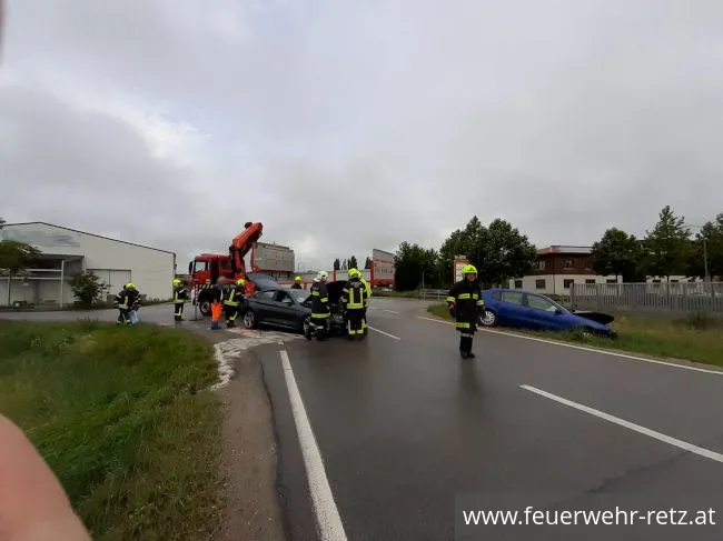 Foto 1, 15.06.2020, Technischer Einsatz - Fahrzeugbergung nach Zusammenstoß