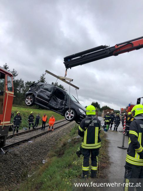 Foto 1, 26.09.2020, Technischer Einsatz - PKW von Zug erfasst Foto 1, 26.09.2020, Technischer Einsatz - PKW von Zug erfasst