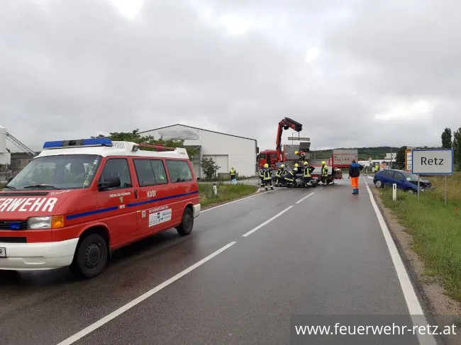 Foto 2, 15.06.2020, Technischer Einsatz - Fahrzeugbergung nach Zusammenstoß