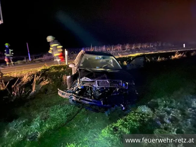 Foto 2, 10.11.2020, Technischer Einsatz - Verkehrsunfall nähe Bahnübergang Foto 2, 10.11.2020, Technischer Einsatz - Verkehrsunfall nähe Bahnübergang