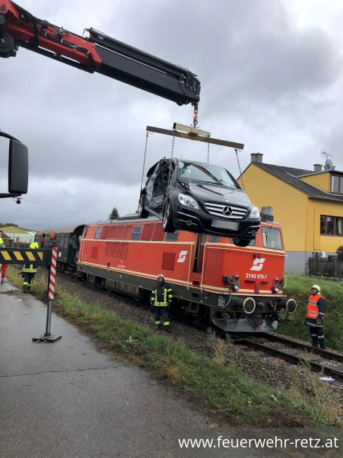 Foto 2, 26.09.2020, Technischer Einsatz - PKW von Zug erfasst Foto 2, 26.09.2020, Technischer Einsatz - PKW von Zug erfasst