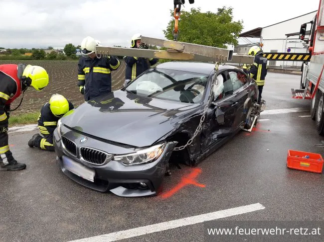 Foto 3, 15.06.2020, Technischer Einsatz - Fahrzeugbergung nach Zusammenstoß