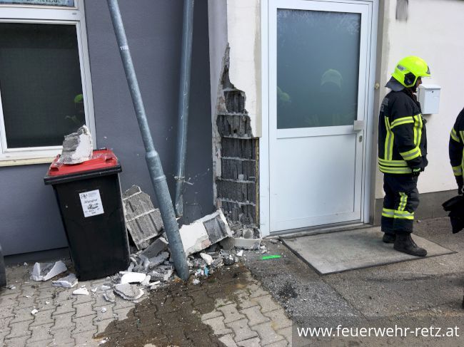 Foto 3, 02.05.2019, Technischer Einsatz - Fahrzeugbergung nach Verkehrsunfall Foto 3, 02.05.2019, Technischer Einsatz - Fahrzeugbergung nach Verkehrsunfall