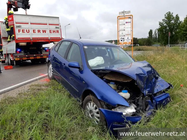 Foto 4, 15.06.2020, Technischer Einsatz - Fahrzeugbergung nach Zusammenstoß