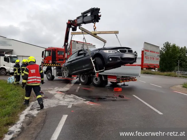 Foto 5, 15.06.2020, Technischer Einsatz - Fahrzeugbergung nach Zusammenstoß