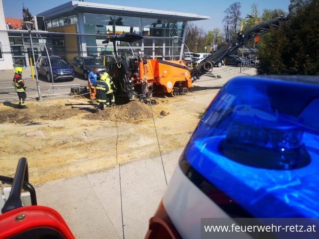 Foto 2, 22.04.2022, Technischer Einsatz - Bergung einer Baumaschine