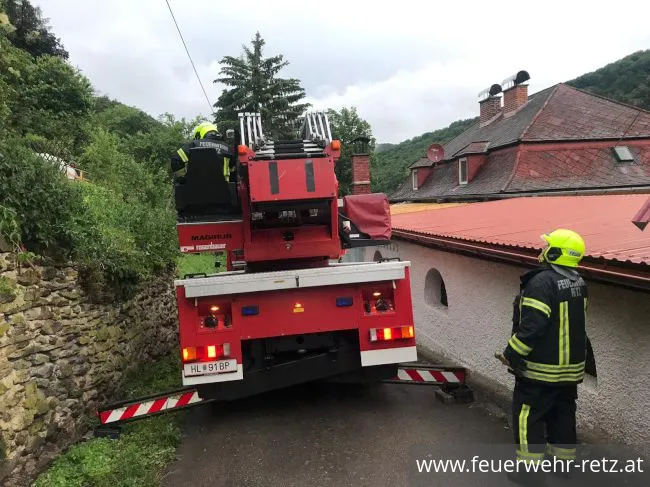 Foto 3, 08.06.2020, Technischer Einsatz - Baum droht auf Haus zu stürzen
