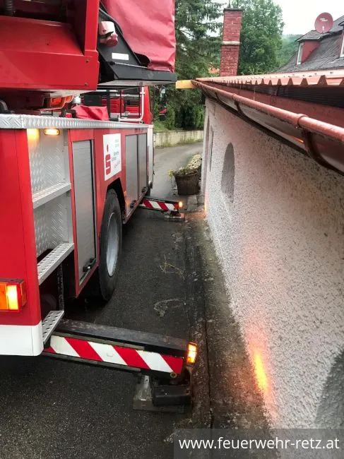 Foto 4, 08.06.2020, Technischer Einsatz - Baum droht auf Haus zu stürzen