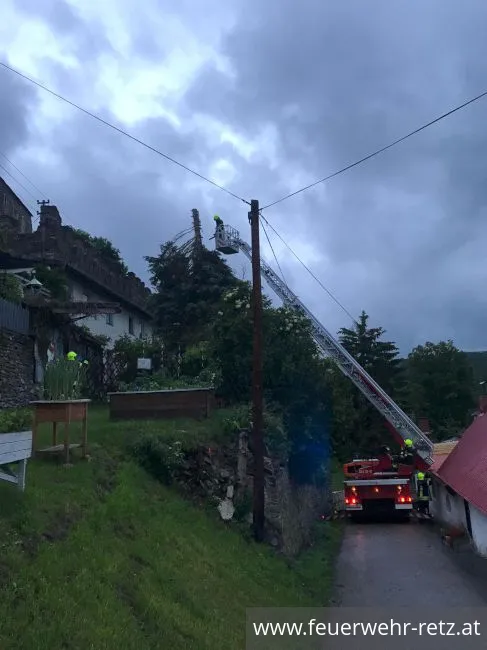 Foto 6, 08.06.2020, Technischer Einsatz - Baum droht auf Haus zu stürzen