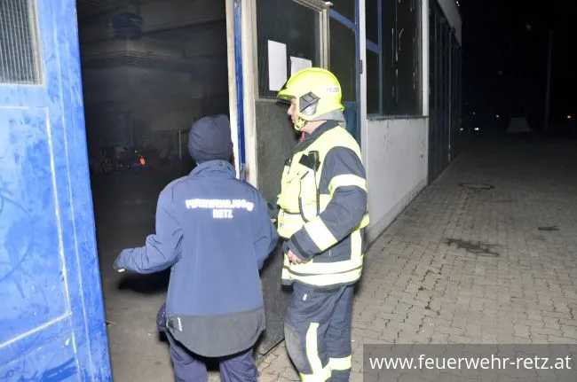 Foto 4, 29.11.2018, Brand nach Explosion - Kfz-Werkstätte als Übungsgebäude