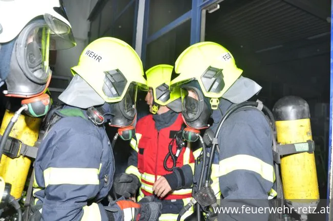 Foto 8, 29.11.2018, Brand nach Explosion - Kfz-Werkstätte als Übungsgebäude