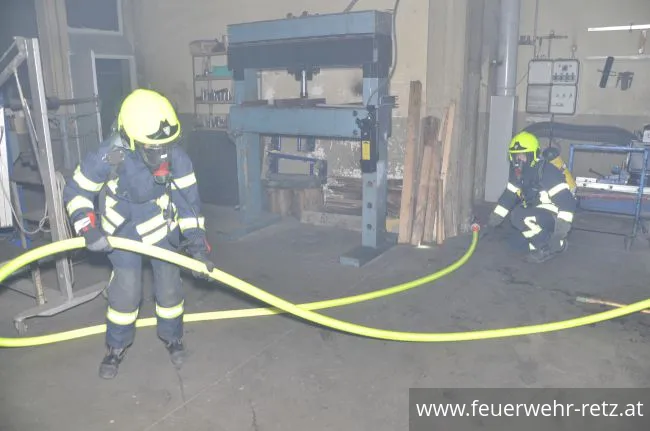 Foto 9, 29.11.2018, Brand nach Explosion - Kfz-Werkstätte als Übungsgebäude